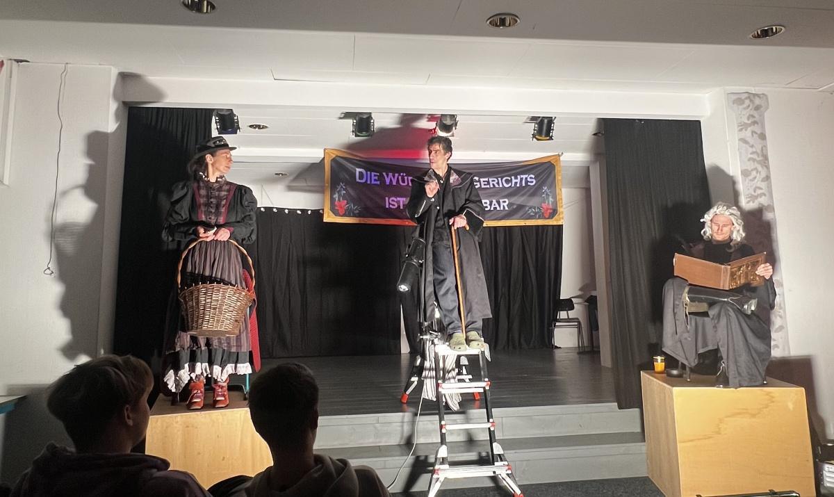 Theater hautnah erleben: Das "Überall-Theater" an der Gesamtschule Oelde Theater hautnah erleben: Das "Überall-Theater" an der Gesamtschule Oelde