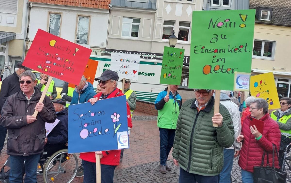 Oelder Senioren und Seniorinnen gehen für Mehrgenerationenhaus auf die Straße Oelder Senioren und Seniorinnen gehen für Mehrgenerationenhaus auf die Straße
