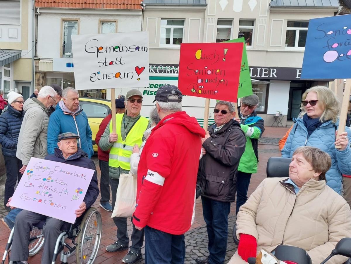 Oelder Senioren und Seniorinnen gehen für Mehrgenerationenhaus auf die Straße Oelder Senioren und Seniorinnen gehen für Mehrgenerationenhaus auf die Straße