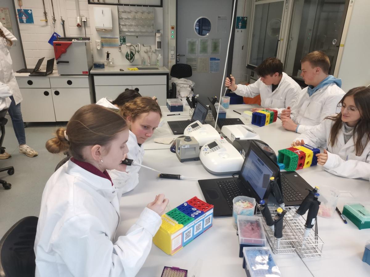 Forschen im Teutolab der Universität Bielefeld Forschen im Teutolab der Universität Bielefeld