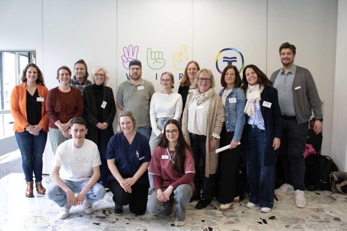 Jugendliche informieren sich über Berufe im Bereich Pflege Jugendliche informieren sich über Berufe im Bereich Pflege