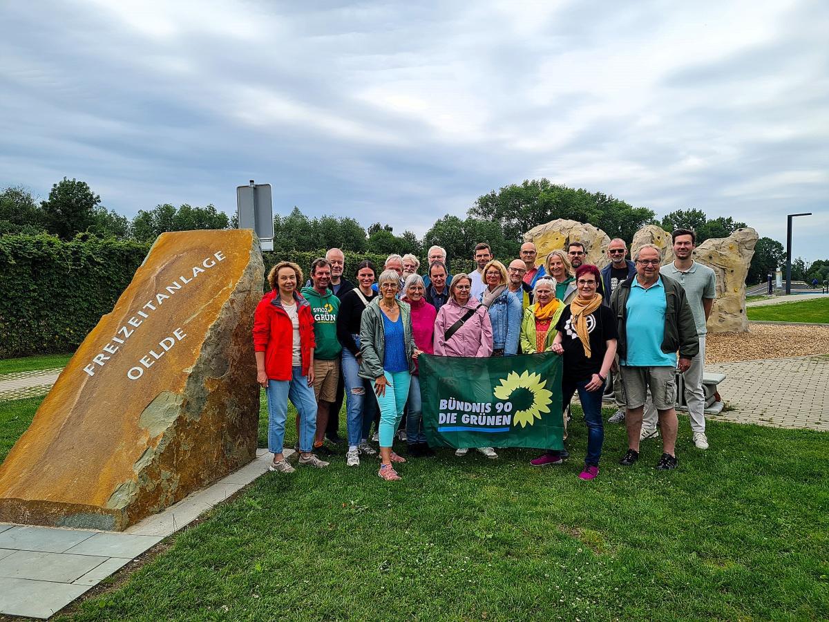 Grünen-Radtour führt an Energieprojekten und Gewerbegebiet vorbei