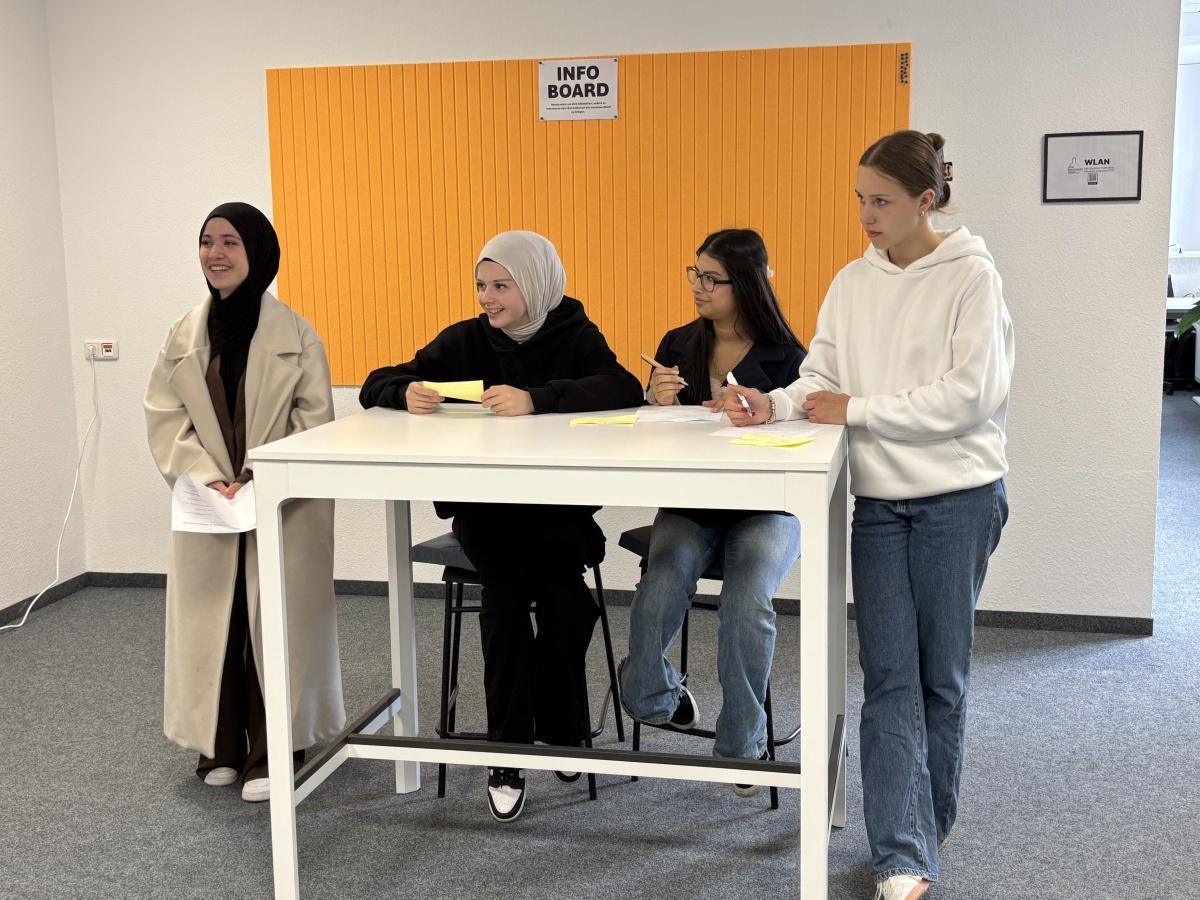 Hauswirtschaftskurs der Gesamtschule besucht Co-Working-Space in Oelde
