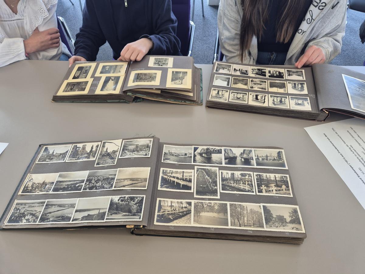 Geschichtskurse der EF zu Besuch im Kreisarchiv Warendorf Geschichtskurse der EF zu Besuch im Kreisarchiv Warendorf