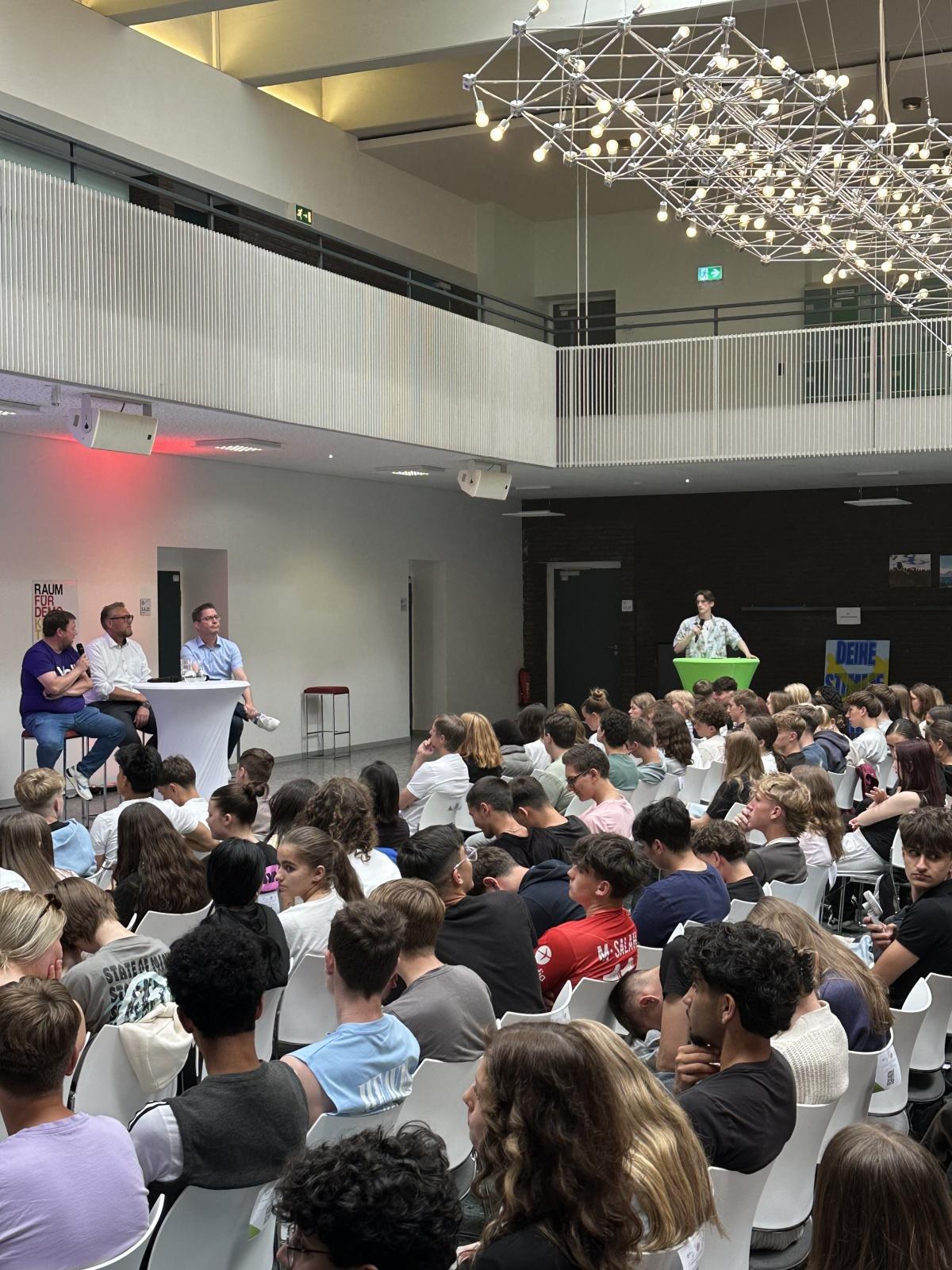 Politik zum Anfassen für junge Erstwählerinnen und Erstwähler