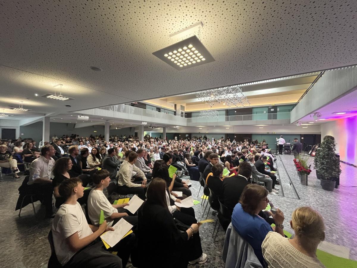 Feierlicher Abschied von 132 Zehntklässlerinnen und Zehntklässlern