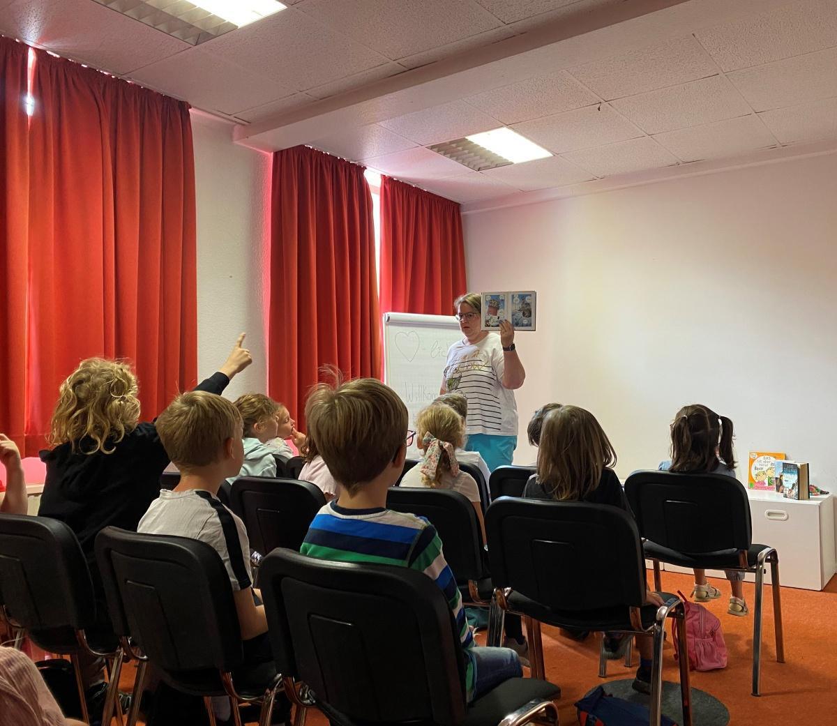 Alle Klassen des Hauptstandortes Oelde der Von-Ketteler-Grundschule besuchen die Stadtbücherei Oelde