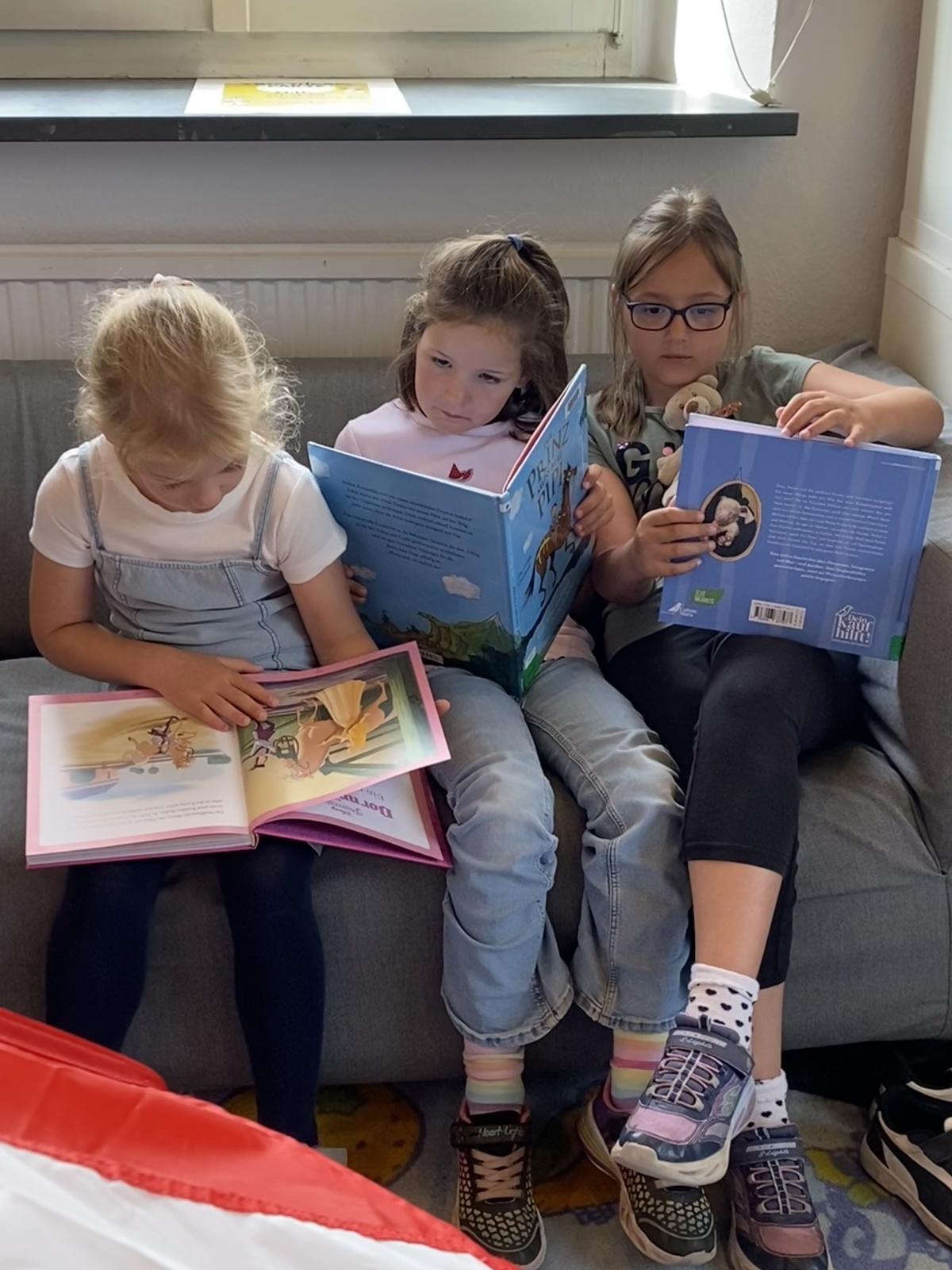 Alle Klassen des Hauptstandortes Oelde der Von-Ketteler-Grundschule besuchen die Stadtbücherei Oelde