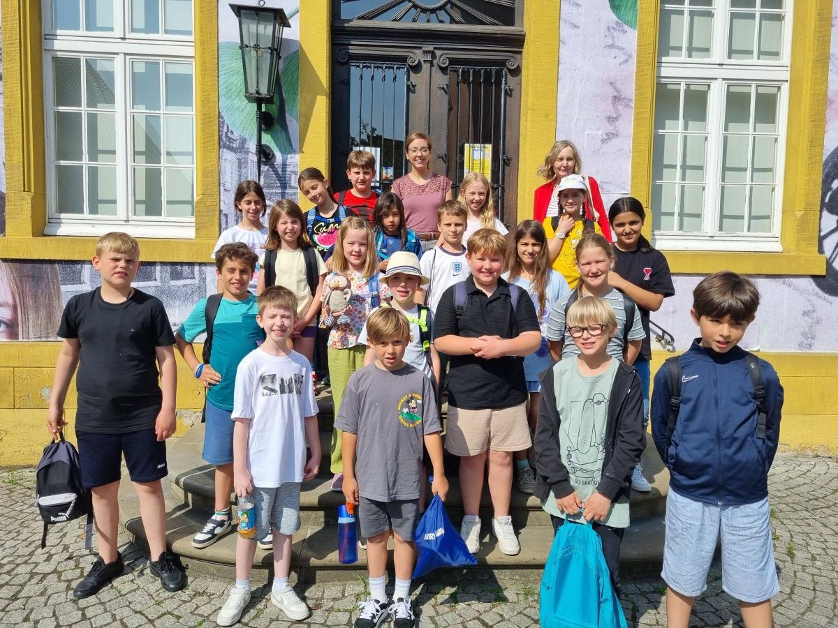 Alle Klassen des Hauptstandortes Oelde der Von-Ketteler-Grundschule besuchen die Stadtbücherei Oelde