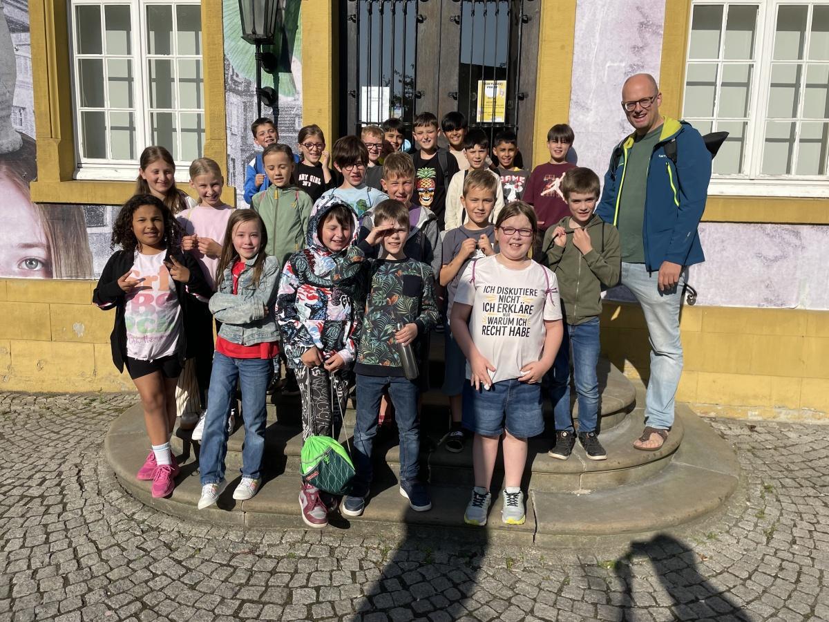 Alle Klassen des Hauptstandortes Oelde der Von-Ketteler-Grundschule besuchen die Stadtbücherei Oelde