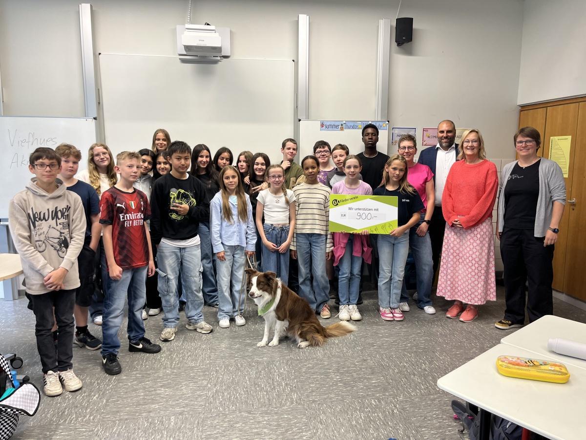 Ein tierisch gutes Team: Therapiehund Aiden bereichert den Schulalltag an der Gesamtschule Oelde