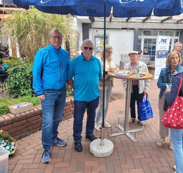 FWG im Dialog mit Bürgerinnen und Bürgern auf dem Oelder Wochenmarkt FWG im Dialog mit Bürgerinnen und Bürgern auf dem Oelder Wochenmarkt