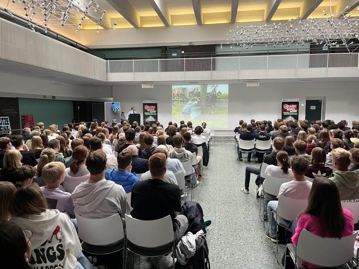 Crash Kurs NRW an der Gesamtschule rüttelt auf Crash Kurs NRW an der Gesamtschule rüttelt auf