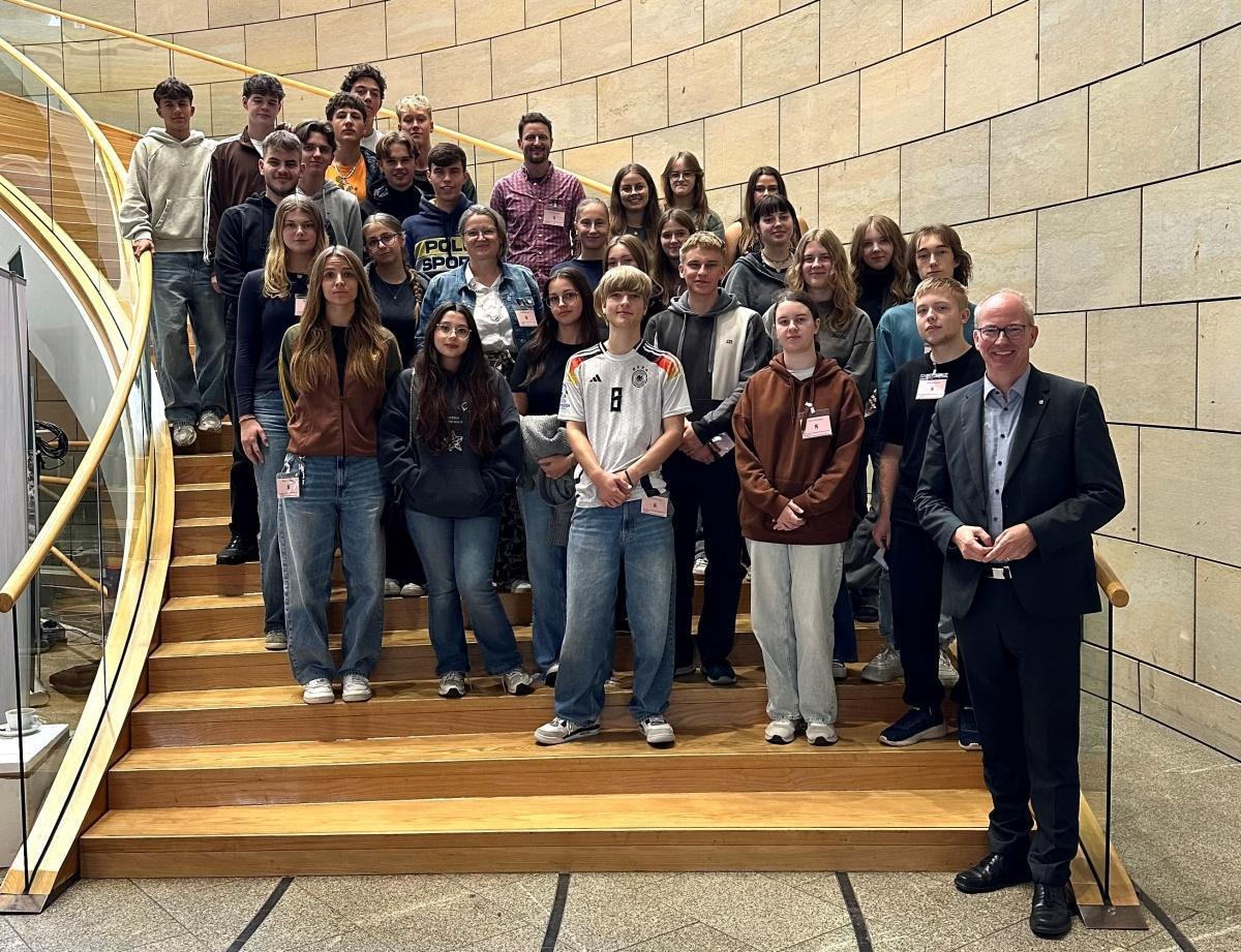 Oberstufenschüler zu Gast im Landtag NRW Oberstufenschüler zu Gast im Landtag NRW