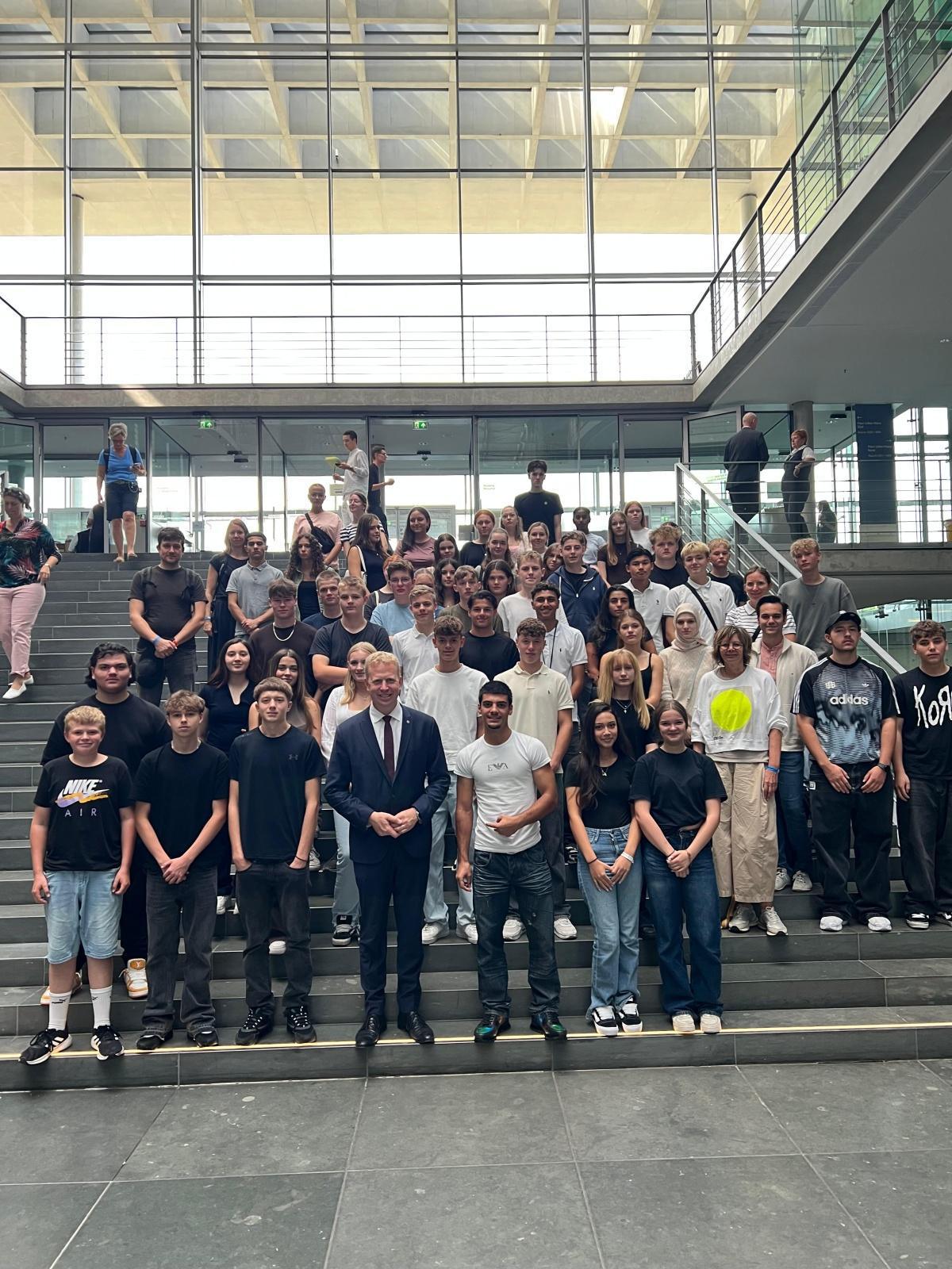 Gesamtschule Oelde besucht Deutschen Bundestag in Berlin - Gespräch mit Henning Rehbaum zu politischen Themen