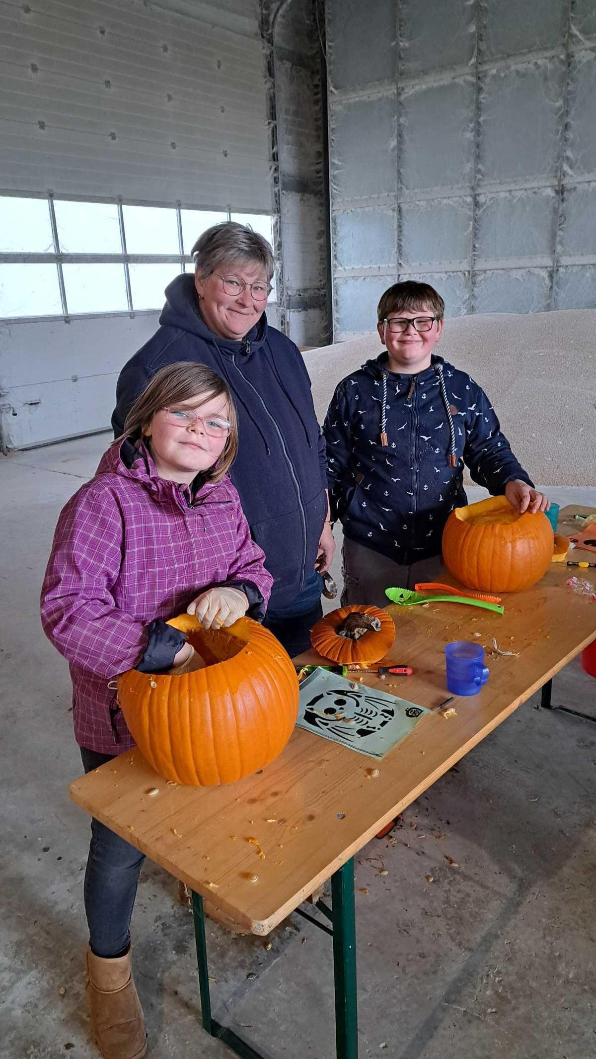 Stromberger Landfrauen - Kürbis schnitzen