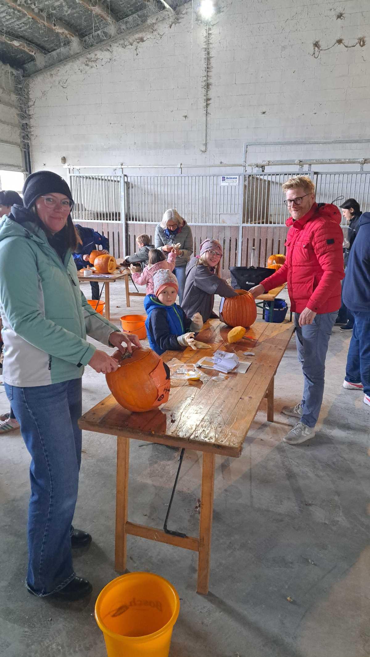 Stromberger Landfrauen - Kürbis schnitzen