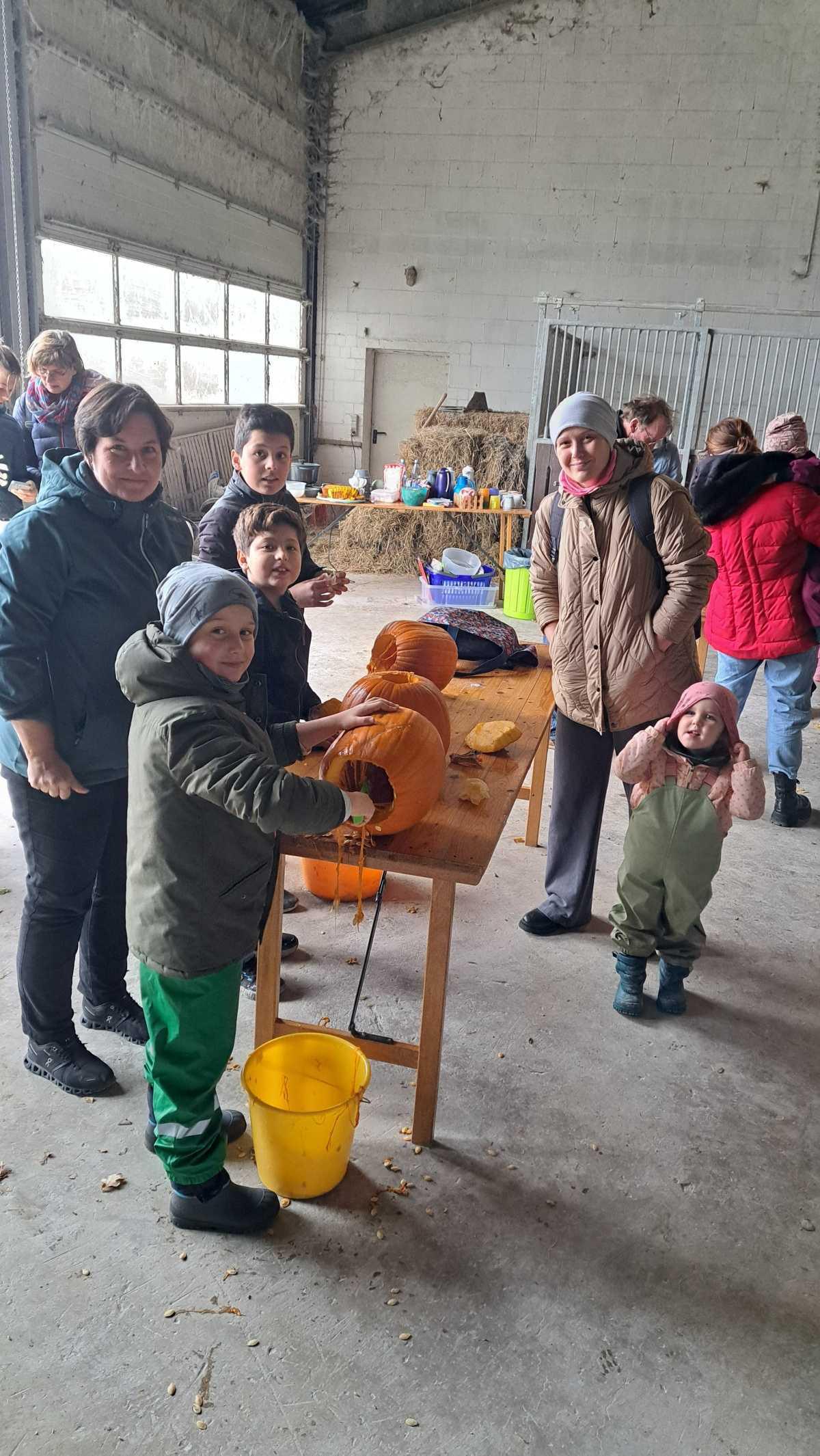 Stromberger Landfrauen - Kürbis schnitzen