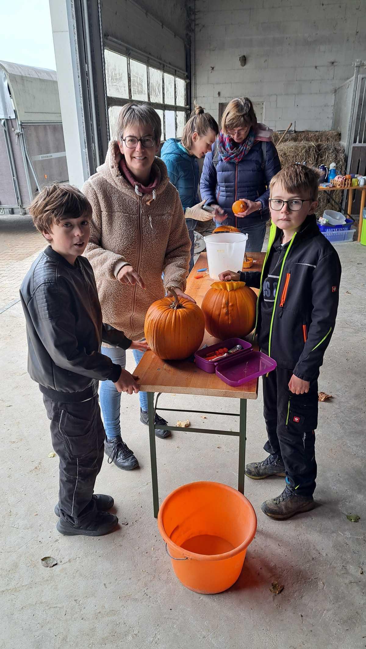 Stromberger Landfrauen - Kürbis schnitzen
