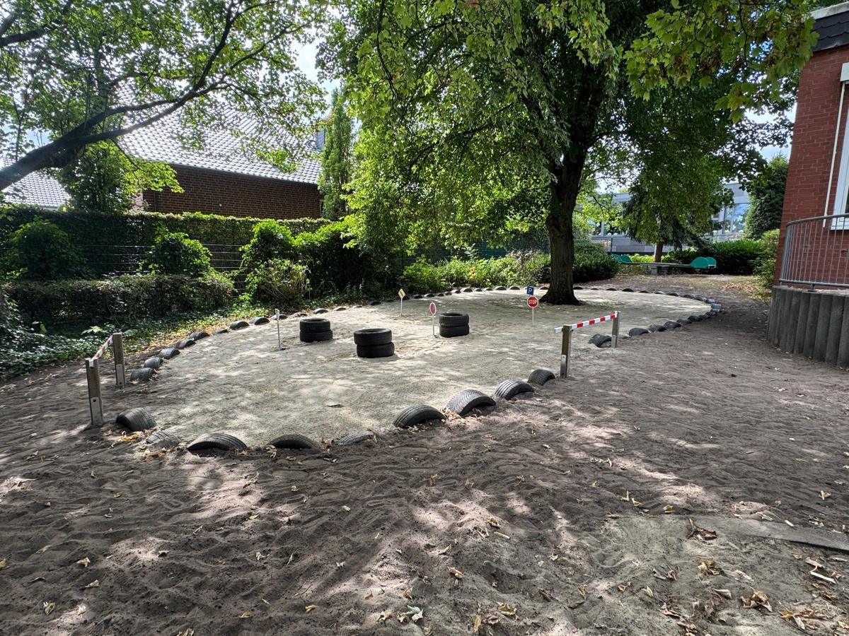Rasante Runden für kleine Rennfahrer: St. Marien-Kindergarten Oelde eröffnet Bobbycar-Rennstrecke Rasante Runden für kleine Rennfahrer: St. Marien-Kindergarten Oelde eröffnet Bobbycar-Rennstrecke