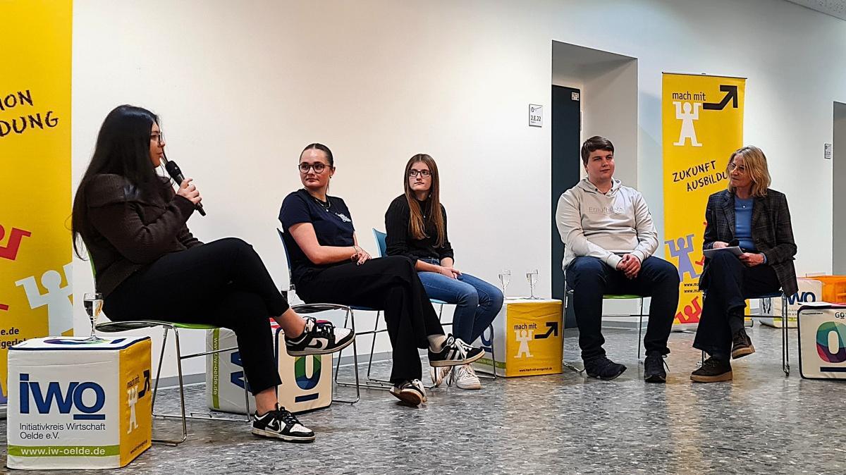 Azubis und Ausbilder geben Schülern und ihren Eltern wertvolle Einblicke Azubis und Ausbilder geben Schülern und ihren Eltern wertvolle Einblicke