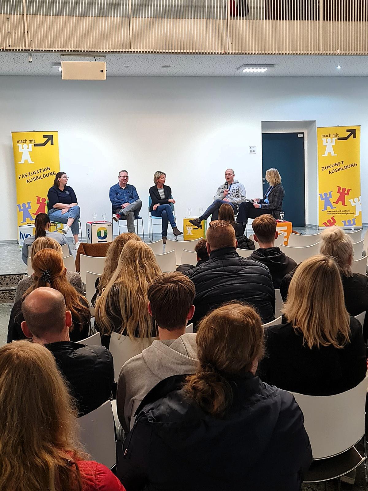 Azubis und Ausbilder geben Schülern und ihren Eltern wertvolle Einblicke