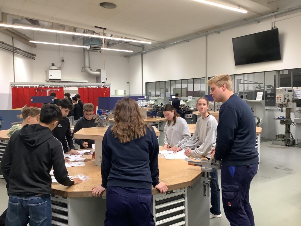 Praxisnahe Berufsorientierung der Gesamtschule: LED-Projekt bei Haver & Boecker und GEA Praxisnahe Berufsorientierung der Gesamtschule: LED-Projekt bei Haver & Boecker und GEA