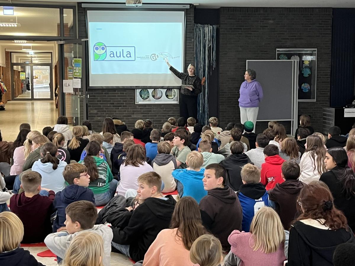 aula-Einführung für die Fünftklässler an der Gesamtschule Oelde: Gemeinsamer Start in die digitale Mitbestimmung aula-Einführung für die Fünftklässler an der Gesamtschule Oelde: Gemeinsamer Start in die digitale Mitbestimmung