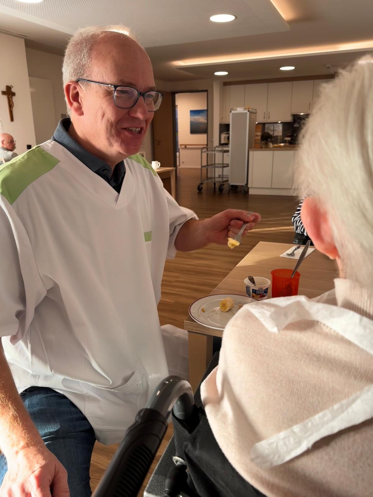 CDU-Landtagsabgeordneter Daniel Hagemeier sammelt wertvolle Einblicke als Pflege-Praktikant im Von-Galen-Haus in Oelde