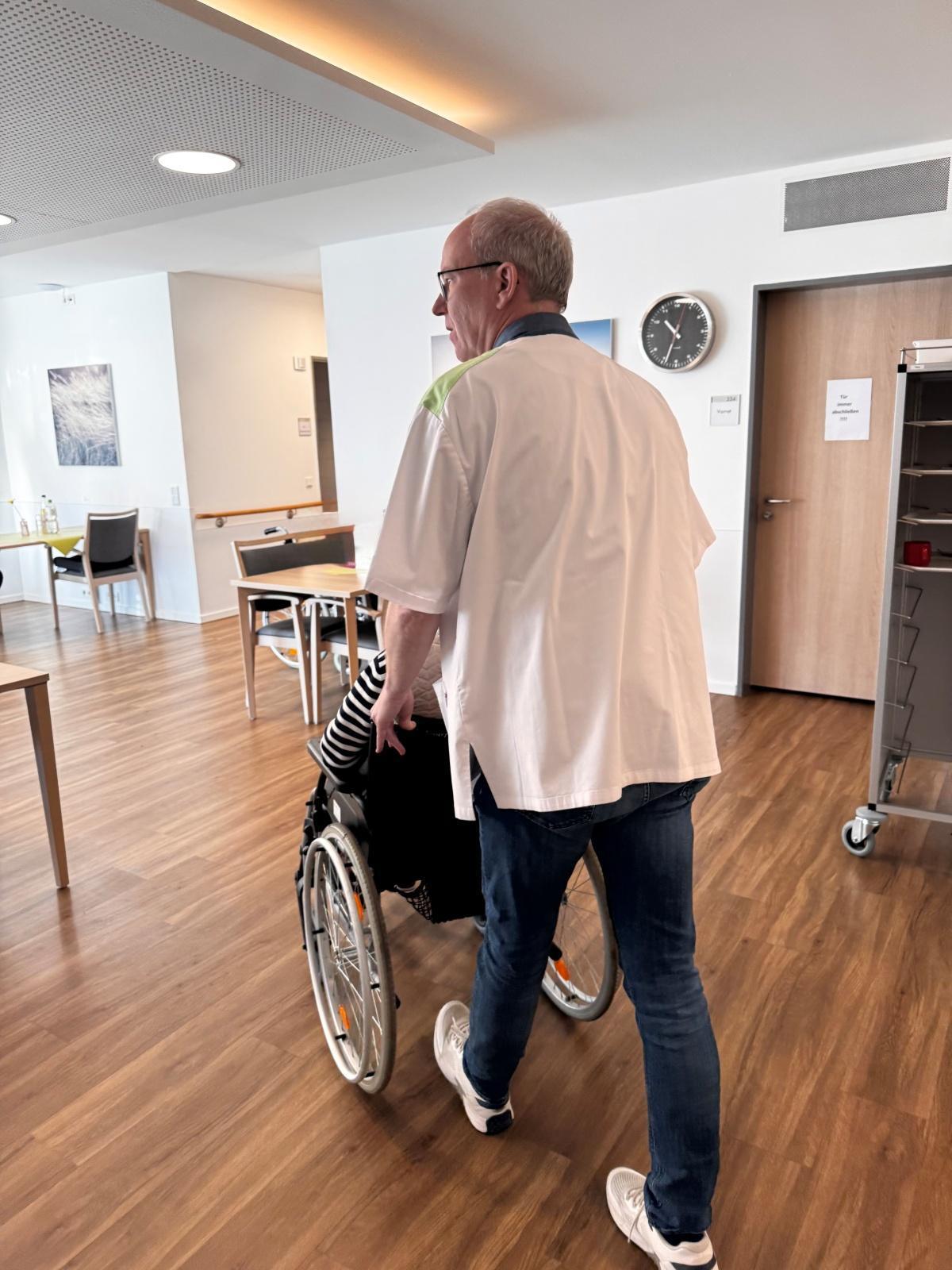 CDU-Landtagsabgeordneter Daniel Hagemeier sammelt wertvolle Einblicke als Pflege-Praktikant im Von-Galen-Haus in Oelde CDU-Landtagsabgeordneter Daniel Hagemeier sammelt wertvolle Einblicke als Pflege-Praktikant im Von-Galen-Haus in Oelde