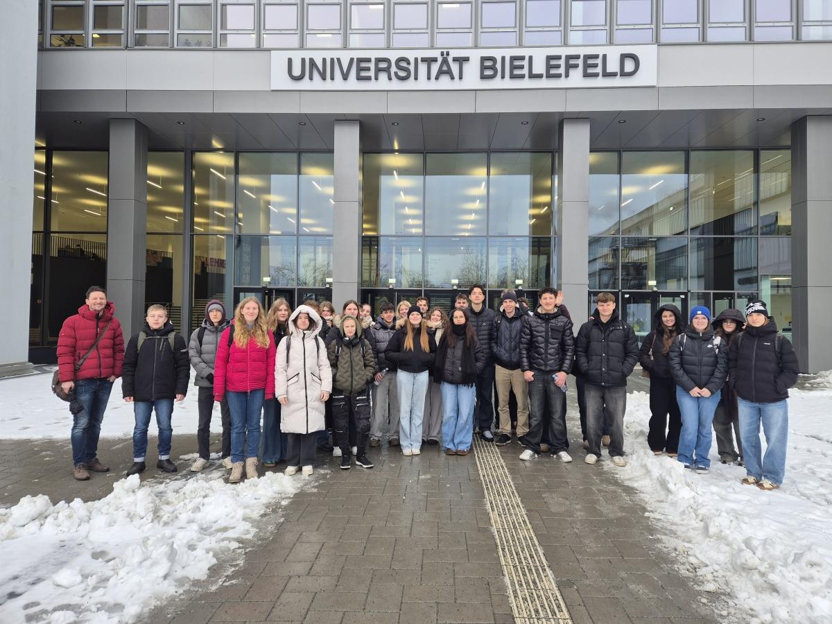 Q1 der Gesamtschule zu Besuch an der Universität Bielefeld