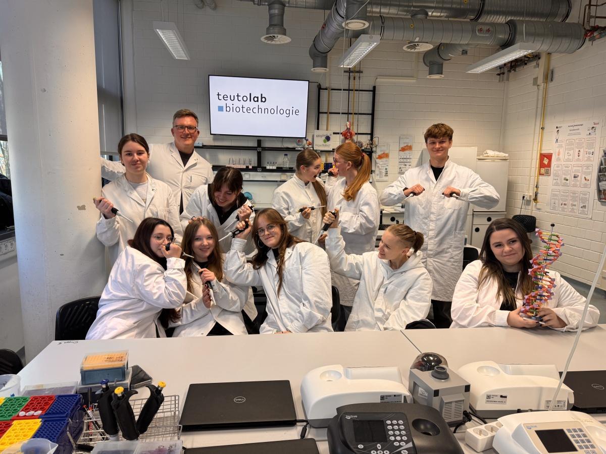 Biologie hautnah erleben: Leistungskurs Biologie im teutolab der Universität Bielefeld