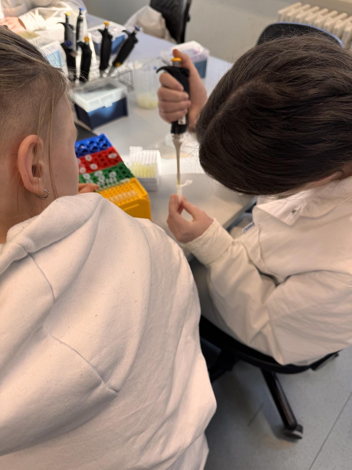 Biologie hautnah erleben: Leistungskurs Biologie im teutolab der Universität Bielefeld Biologie hautnah erleben: Leistungskurs Biologie im teutolab der Universität Bielefeld