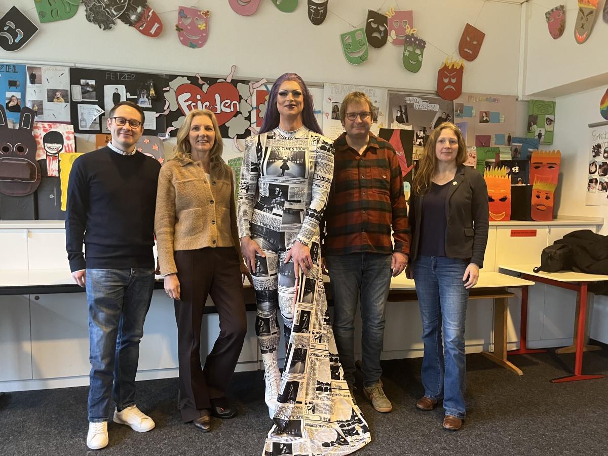 Dialog über Vielfalt und Respekt: Drag Queen zu Gast an der Gesamtschule