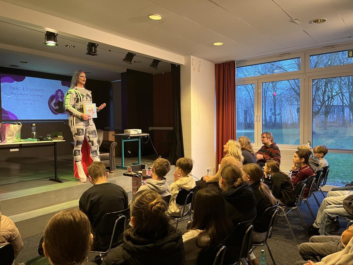Dialog über Vielfalt und Respekt: Drag Queen zu Gast an der Gesamtschule