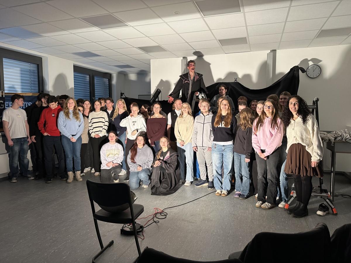 Theater mal anders: „Der zerbrochne Krug“ begeistert die Q1 Theater mal anders: „Der zerbrochne Krug“ begeistert die Q1