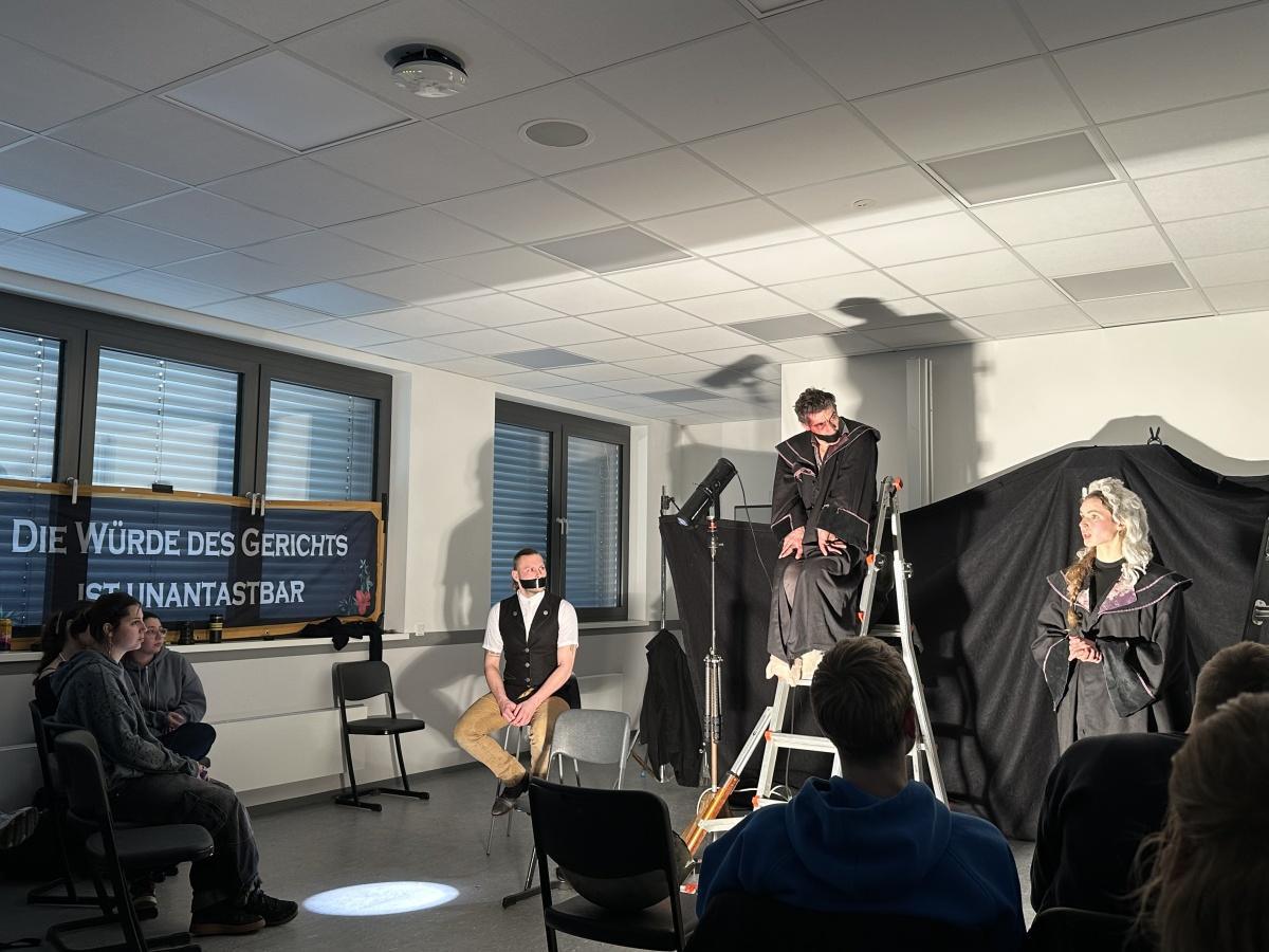 Theater mal anders: „Der zerbrochne Krug“ begeistert die Q1