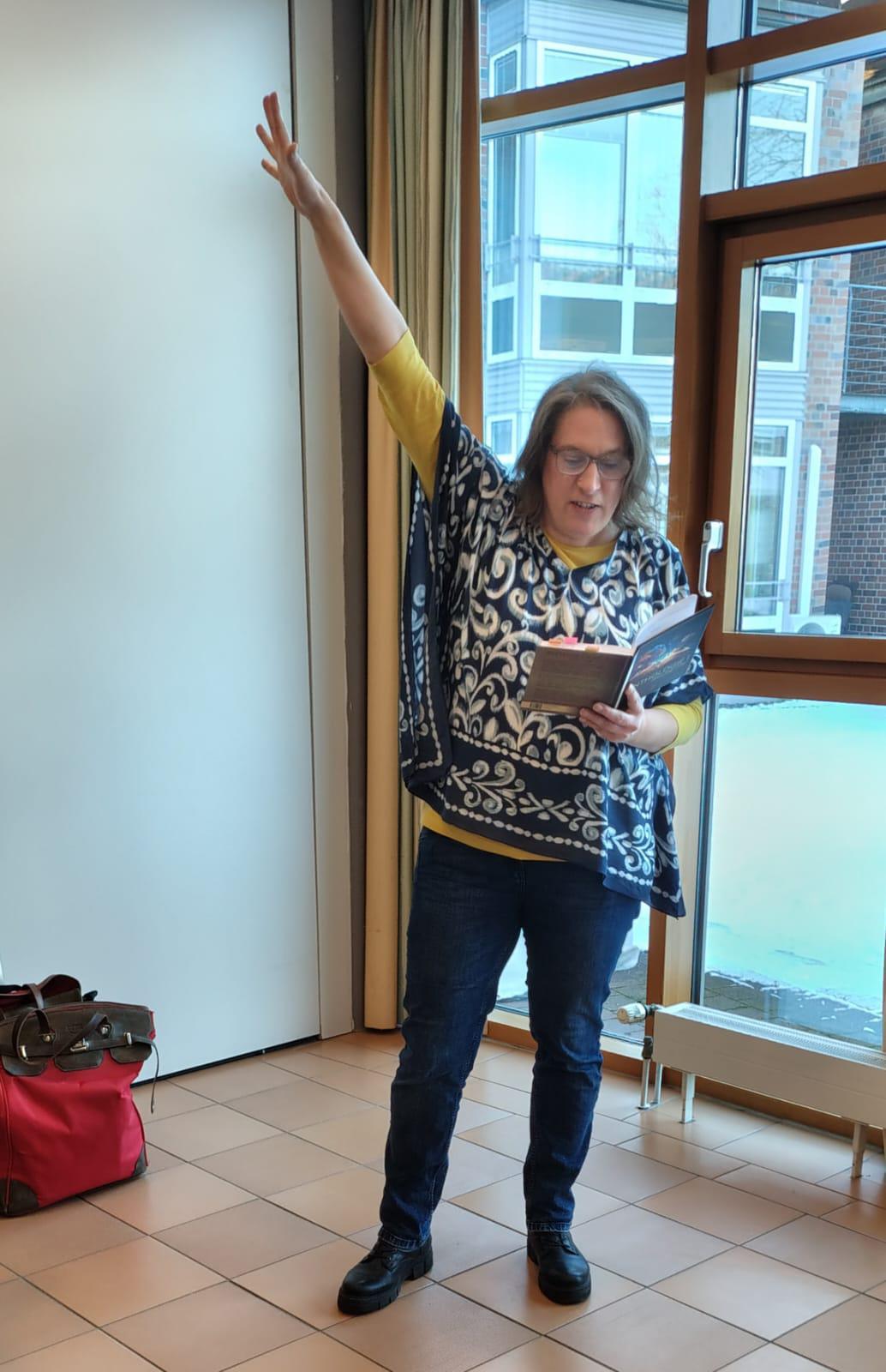 Lesung des Autorentreffs Oelde bringt Bewegung ins Seniorenheim