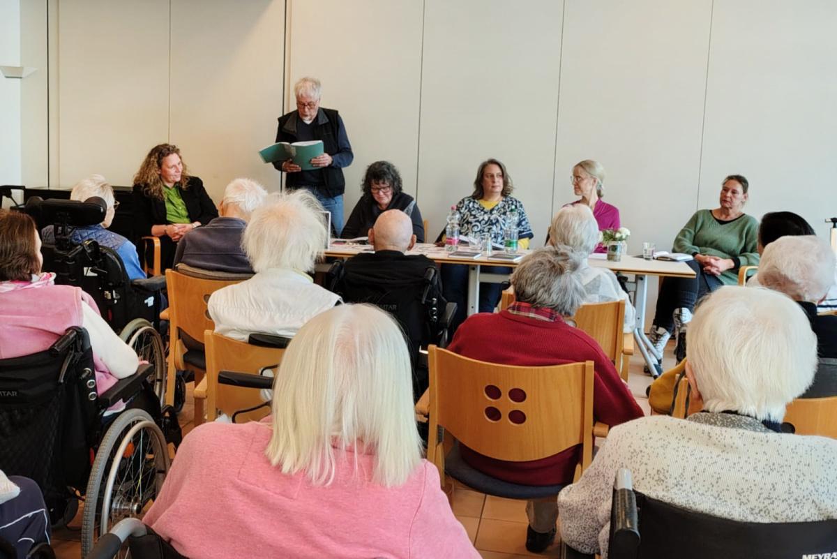 Lesung des Autorentreffs Oelde bringt Bewegung ins Seniorenheim Lesung des Autorentreffs Oelde bringt Bewegung ins Seniorenheim