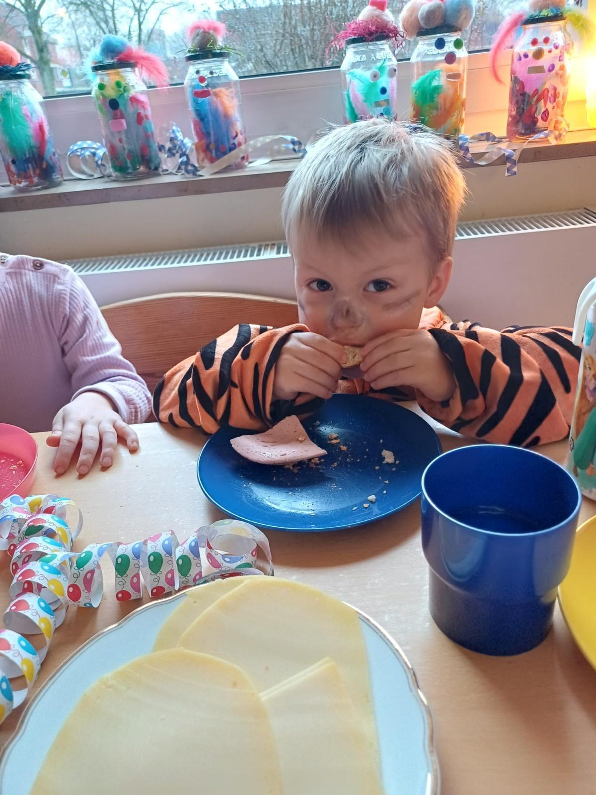 Karneval in Herzhausen – kleine Jecken mit großem Spaß Karneval in Herzhausen – kleine Jecken mit großem Spaß