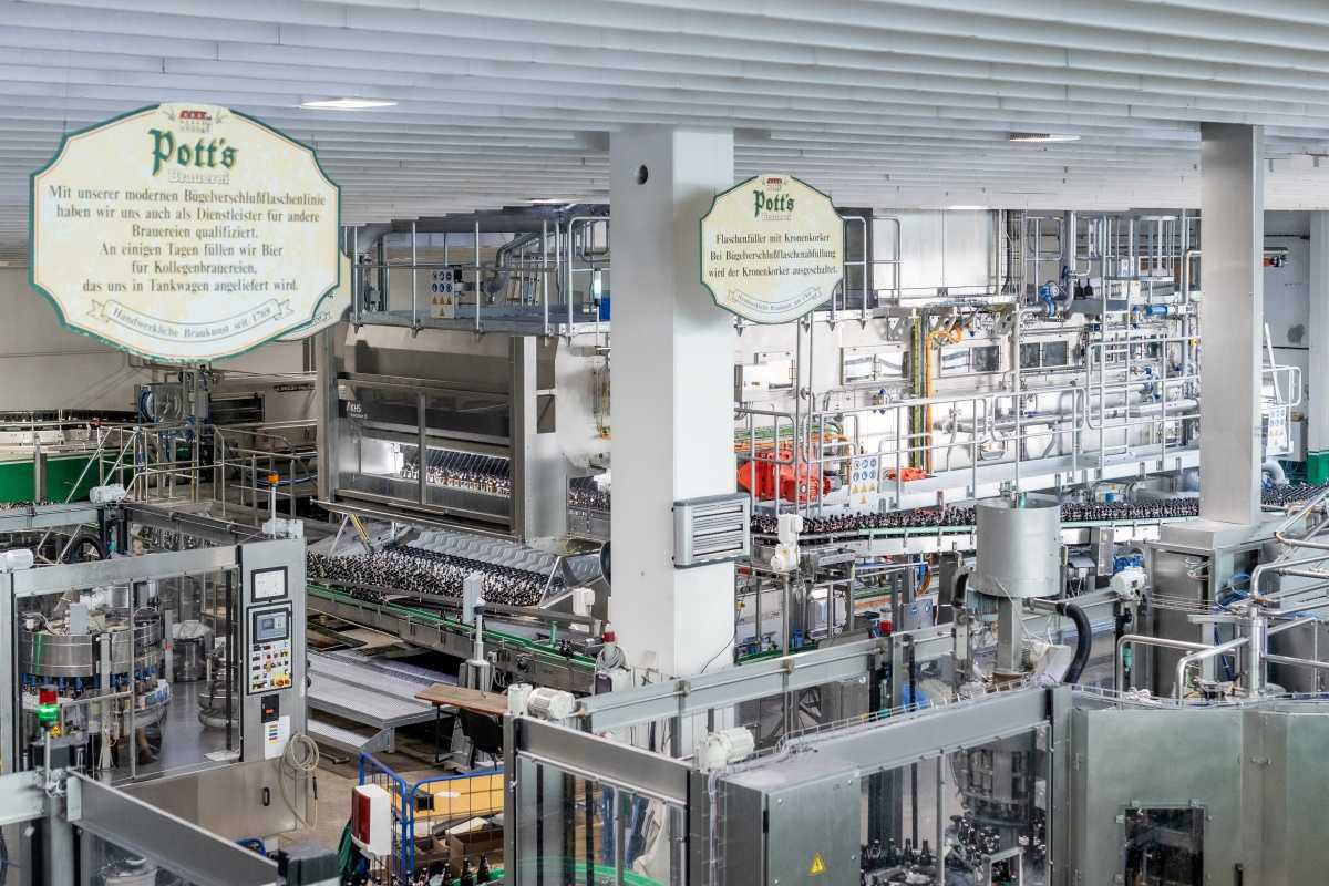 Neue Flaschenwaschmaschine für Pott’s erfolgreich in Betrieb genommen – 59 Tonnen Technik modernisieren die Abfüllung