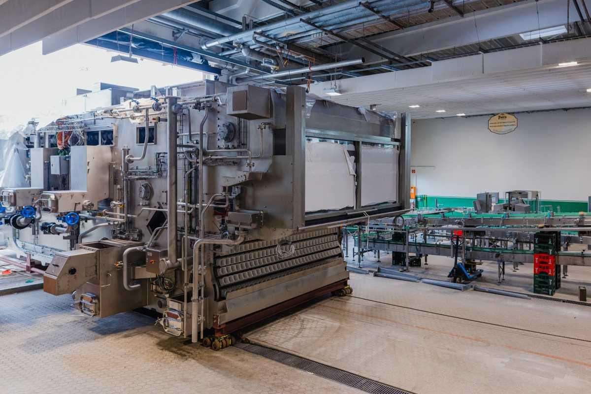 Neue Flaschenwaschmaschine für Pott’s erfolgreich in Betrieb genommen – 59 Tonnen Technik modernisieren die Abfüllung