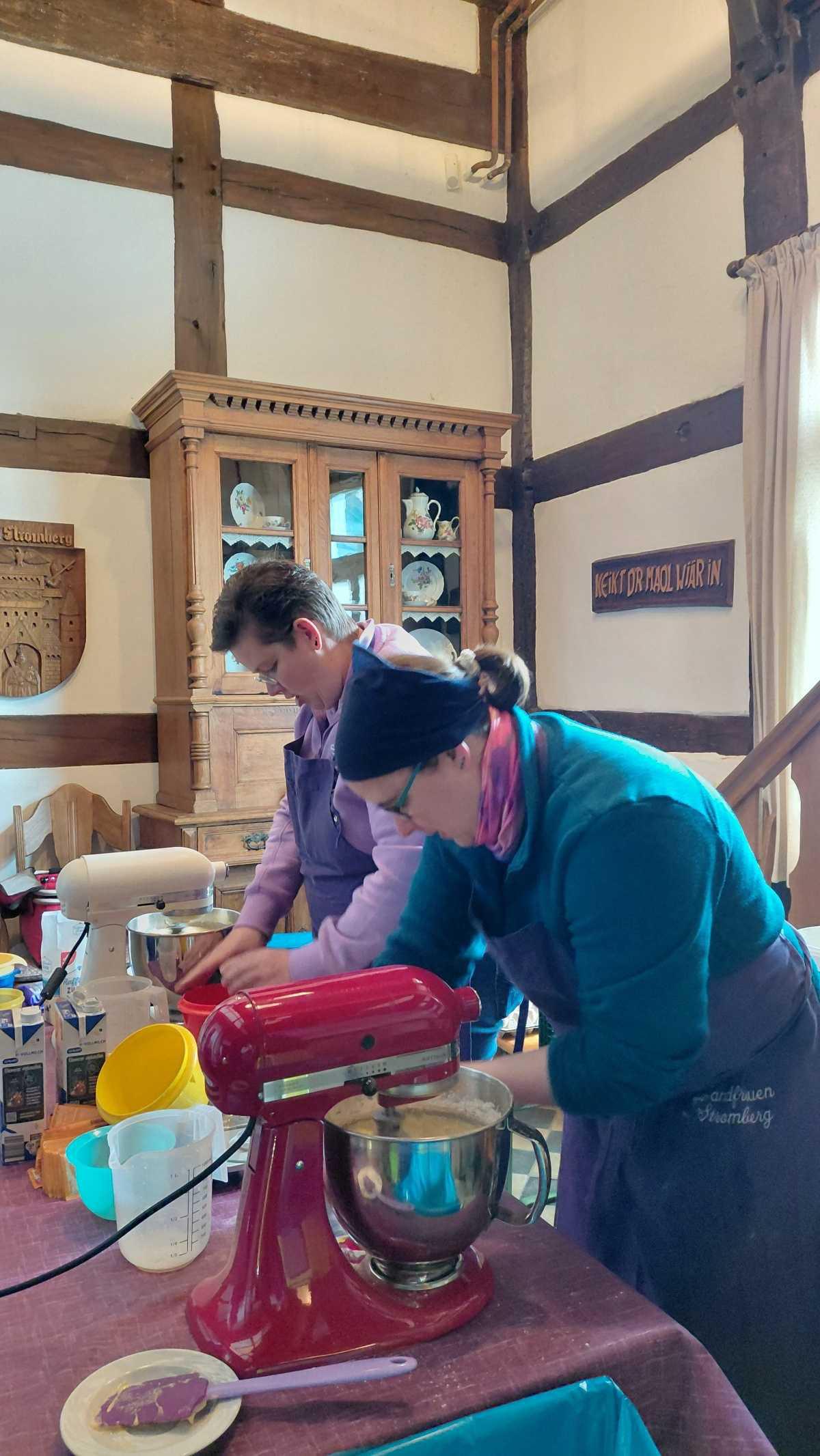 Stromberger Landfrauen - Traditionelles Struwen backen