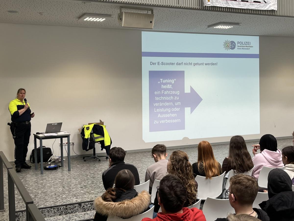 Sicher unterwegs mit dem E-Scooter: Präventionsveranstaltung an der Gesamtschule