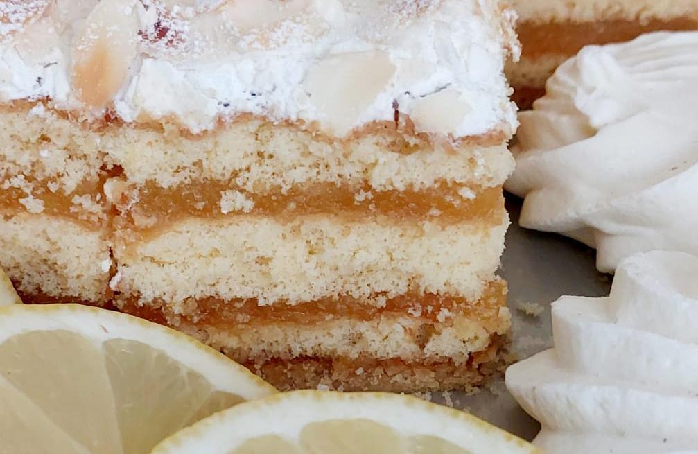 Zitronenbaiser-Schnitte | Kuchen des Monats bei der Konditorei Stutenbäumer