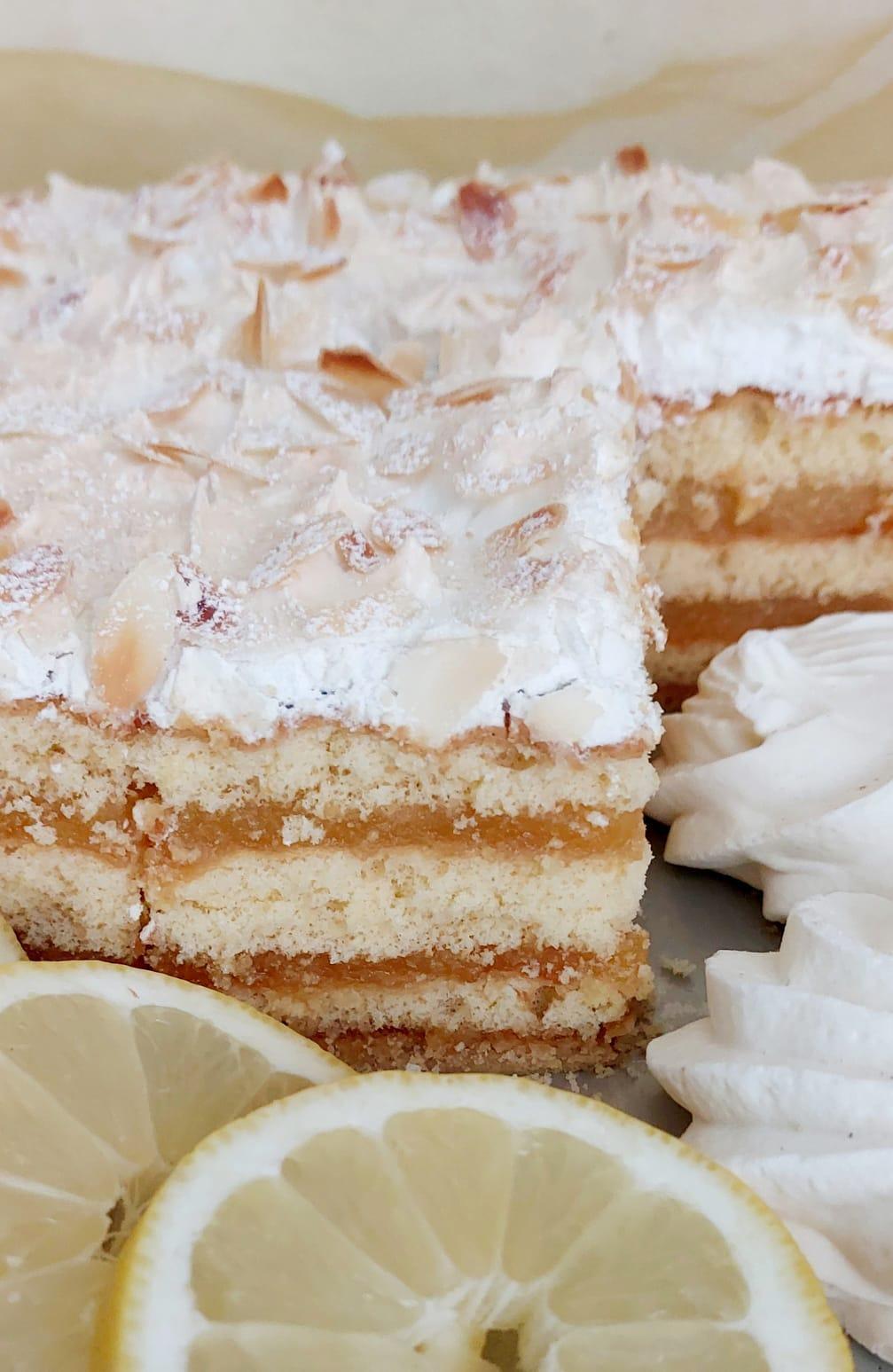 Zitronenbaiser-Schnitte | Kuchen des Monats bei der Konditorei Stutenbäumer Zitronenbaiser-Schnitte | Kuchen des Monats bei der Konditorei Stutenbäumer