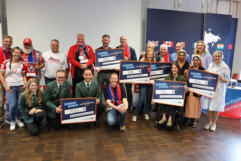 FC-Bayern-Vizepräsident Walter Mennekes zu Gast in Oelde: Humor, Anekdoten und großzügige Spenden FC-Bayern-Vizepräsident Walter Mennekes zu Gast in Oelde: Humor, Anekdoten und großzügige Spenden