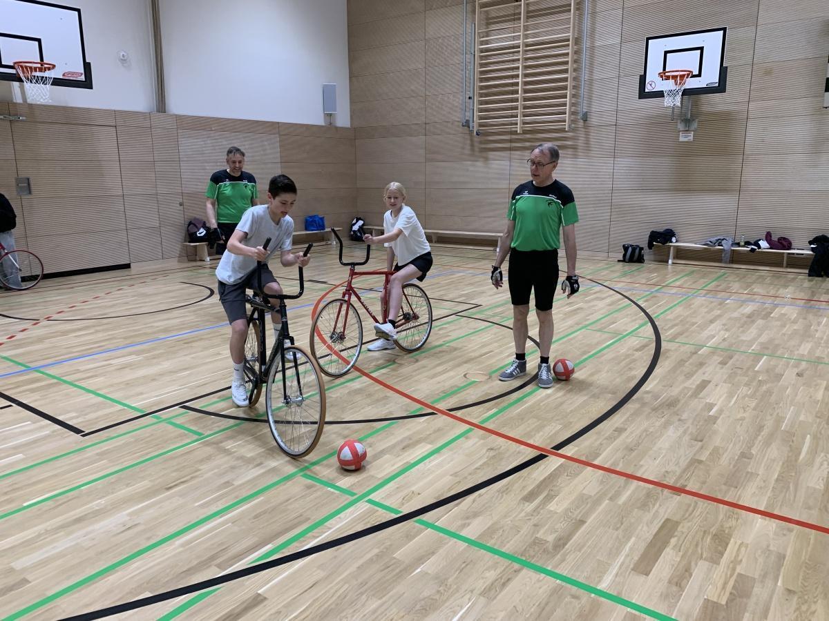 Radsport mal anders – Die Gesamtschule bekommt Besuch vom Kunstrad-Verein Radsport mal anders – Die Gesamtschule bekommt Besuch vom Kunstrad-Verein