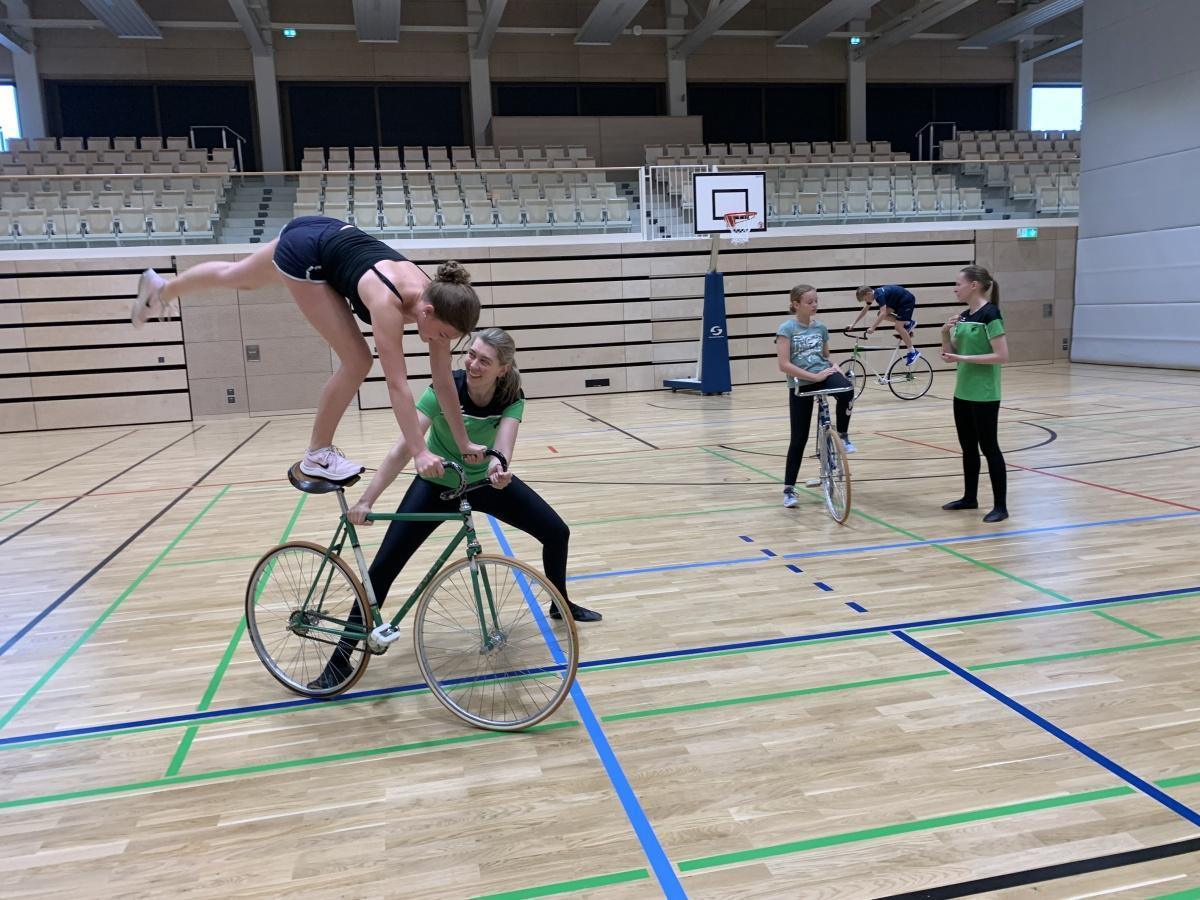 Radsport mal anders – Die Gesamtschule bekommt Besuch vom Kunstrad-Verein