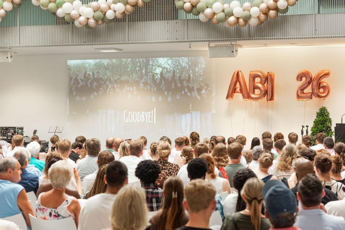 Feierliche Vergabe der Abiturzeugnisse an der Gesamtschule Feierliche Vergabe der Abiturzeugnisse an der Gesamtschule